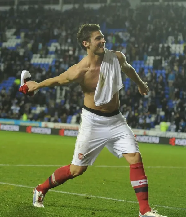 Framed Print : Olivier Giroud Celebrates with Fans: Reading vs. Arsenal, Capital One Cup 2012-13