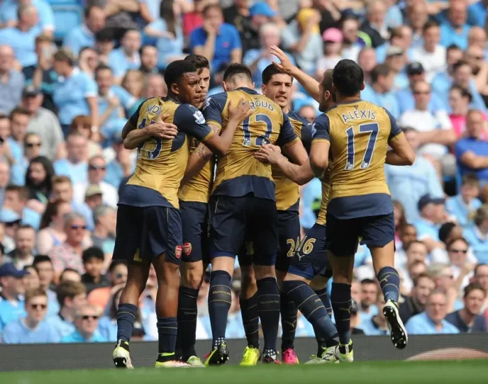 Framed Print : Olivier Giroud celebrates scoring Arsenals 1st goal with his team mates