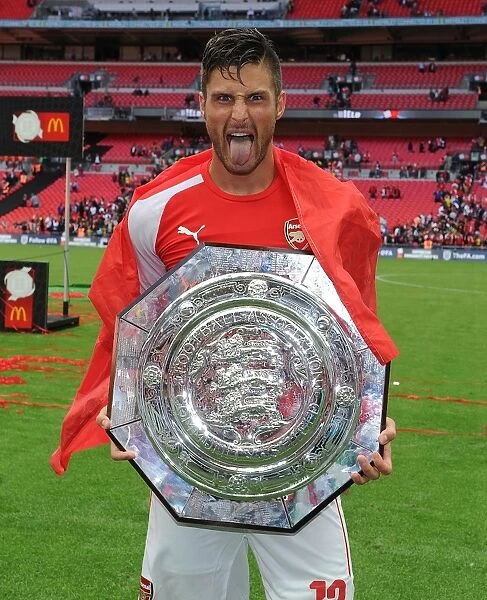 Olivier Giroud Lifts FA Community Shield after Arsenal's Victory over Manchester City