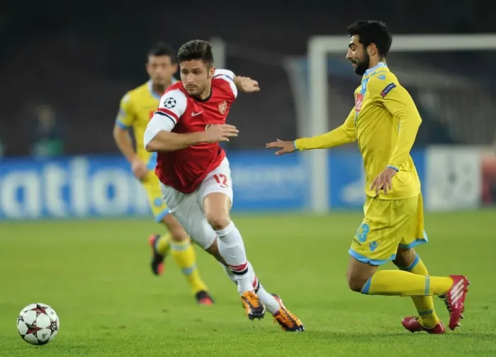 Framed Print : Olivier Giroud Outmaneuvers Raul Albiol in Napoli vs. Arsenal UEFA Champions League Clash Framed Print : Olivier Giroud Outmaneuvers Raul Albiol in Napoli vs. Arsenal UEFA Champions League Clash
