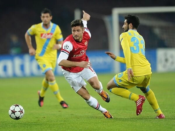 Olivier Giroud Outmaneuvers Raul Albiol in Napoli vs Arsenal UEFA Champions League Clash