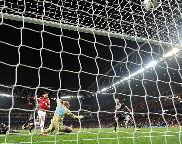 Olivier Giroud scores Arsenals 2nd goal past Pepe Reina (Napoli). Arsenal 2: 0 Napoli