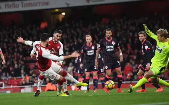 Framed Print : Olivier Giroud Scores Arsenal's Fifth Goal vs. Huddersfield Town (2017-18) Framed Print : Olivier Giroud Scores Arsenal's Fifth Goal vs. Huddersfield Town (2017-18)