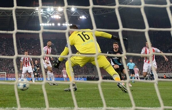 Olivier Giroud Scores Arsenal's Second Goal Against Olympiacos in UEFA Champions League (December 2015)