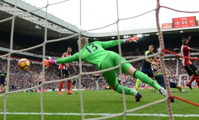 Framed Print : Olivier Giroud Scores Against Jordan Pickford: Sunderland vs. Arsenal (2016-17)
