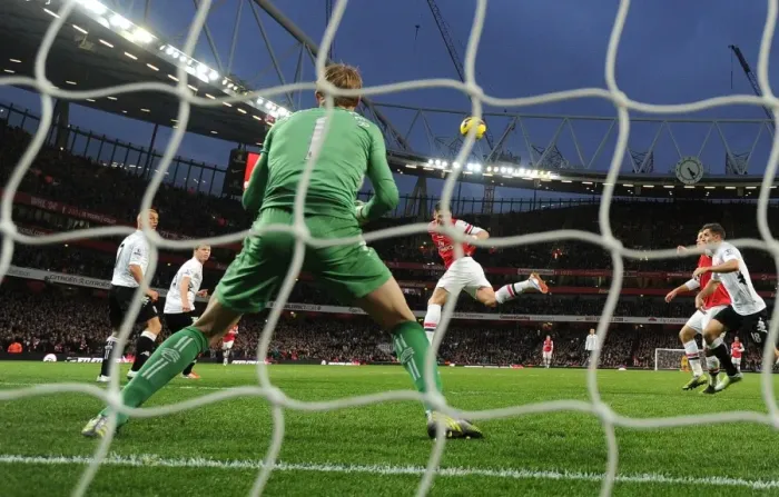 Framed Print : Olivier Giroud Scores Thrilling Header Against Fulham in Arsenal Victory