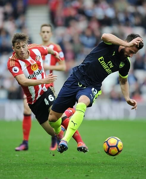 Olivier Giroud vs Lynden Gooch: Intense Battle at Sunderland v Arsenal (Premier League 2016-17)