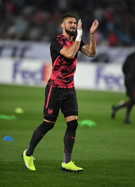 Olivier Giroud's Pre-Match Clap to Arsenal Fans at Red Star Belgrade, 2017
