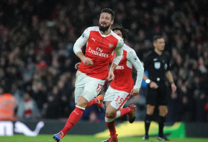 Framed Print : Olivier Giroud's Strike: Arsenal vs Crystal Palace in Premier League (2016-17)