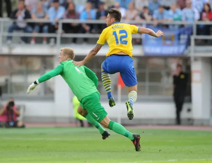 Framed Print : Olivier Giroud's Stunning Chip Over Joe Hart: Arsenal's Pre-Season Triumph over Manchester City (2013)