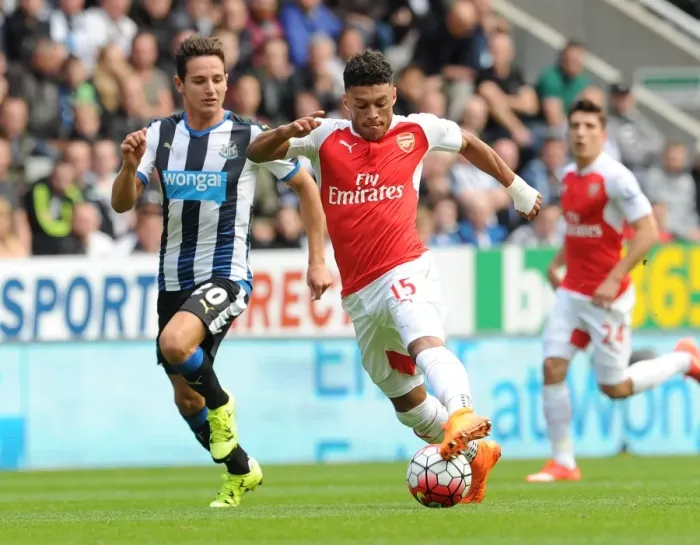 Framed Print : Oxlade-Chamberlain Outruns Thauvin: Arsenal's Star Forward Outpaces Newcastle's Defender in Premier League Showdown (2015-16)