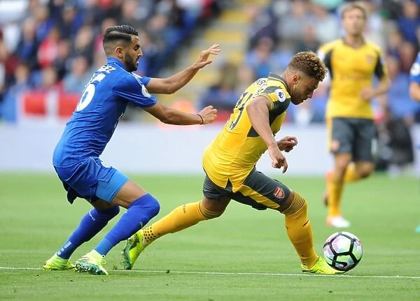 Oxlade-Chamberlain Outsmarts Mahrez: Arsenal's Star Midfielder Outmaneuvers Leicester Rival in 2016-17 Premier League Clash