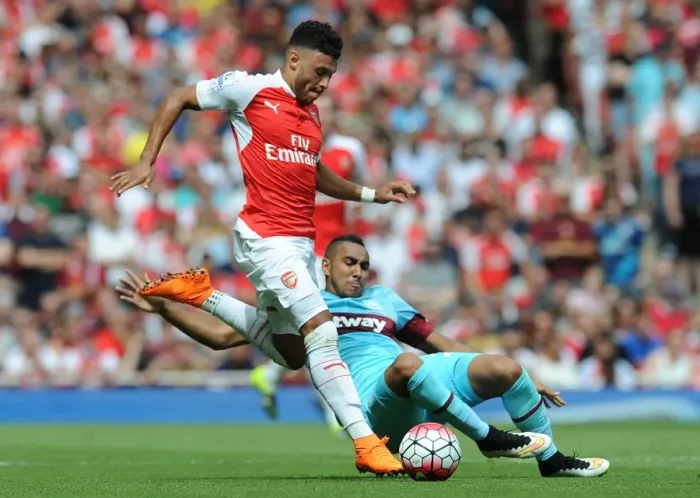 Framed Print : Oxlade-Chamberlain Outsmarts Payet: Arsenal's Star Midfielder Dazzles in Premier League Showdown (Arsenal vs. West Ham United, 2015-16) Framed Print : Oxlade-Chamberlain Outsmarts Payet: Arsenal's Star Midfielder Dazzles in Premier League Showdown (Arsenal vs. West Ham United, 2015-16)