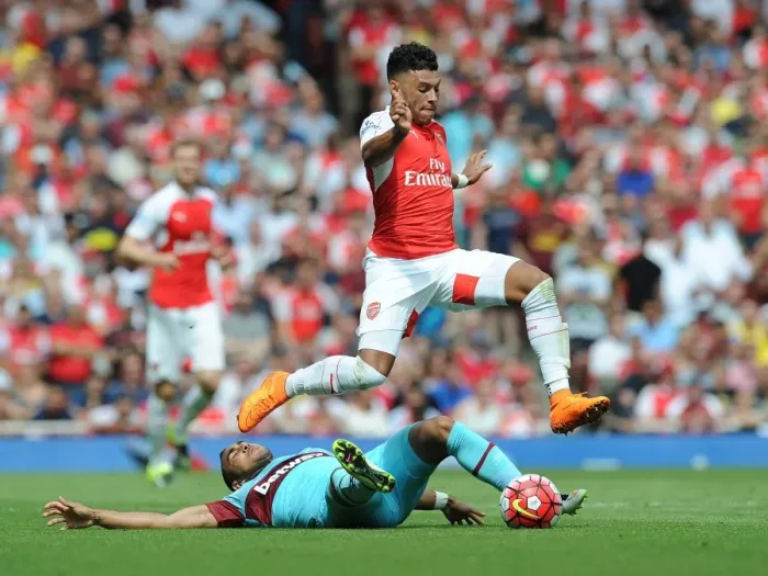 Framed Print : Oxlade-Chamberlain Outsmarts Payet: Arsenal's Triumph Over West Ham, 2015-16 Premier League