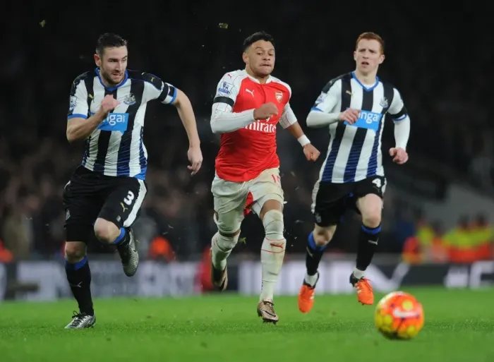 Framed Print : Oxlade-Chamberlain Storms Past Dummett and Colback: Arsenal vs Newcastle United