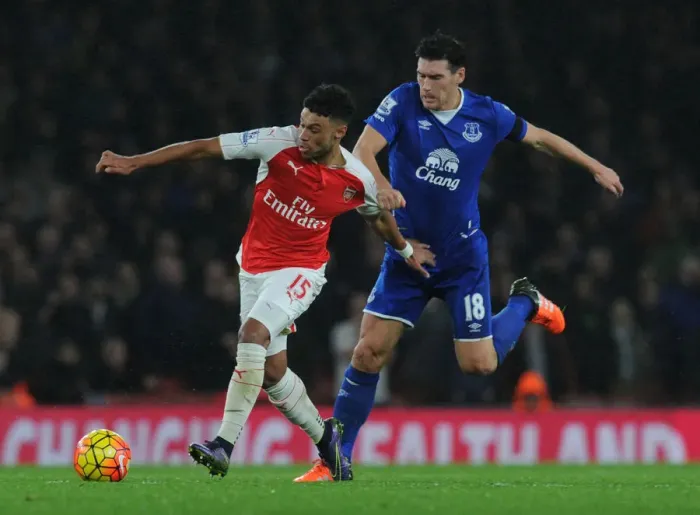 Framed Print : Oxlade-Chamberlain vs Barry: Intense Battle in Arsenal vs Everton Premier League Clash Framed Print : Oxlade-Chamberlain vs Barry: Intense Battle in Arsenal vs Everton Premier League Clash