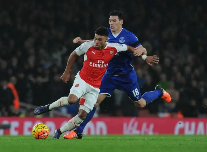 Framed Print : Oxlade-Chamberlain vs. Barry: A Premier League Battle at Emirates Stadium