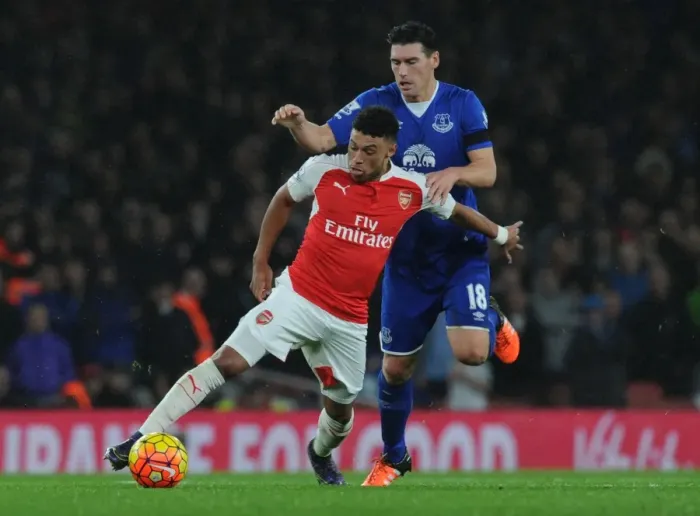 Framed Print : Oxlade-Chamberlain vs. Barry: A Premier League Showdown at Emirates Stadium