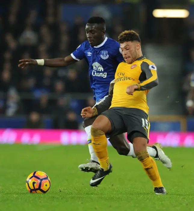 Framed Print : Oxlade-Chamberlain vs. Gueye: Intense Battle at Goodison Park - Premier League Showdown Framed Print : Oxlade-Chamberlain vs. Gueye: Intense Battle at Goodison Park - Premier League Showdown