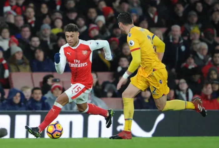 Framed Print : Oxlade-Chamberlain vs Martin Kelly: A Battle at the Emirates (January 2017)