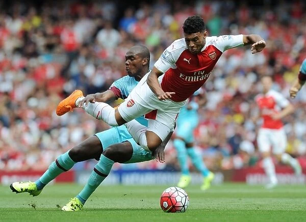 Oxlade-Chamberlain vs. Ogbonna: Intense Clash Between Arsenal's Winger and West Ham's Defender in 2015-16 Premier League