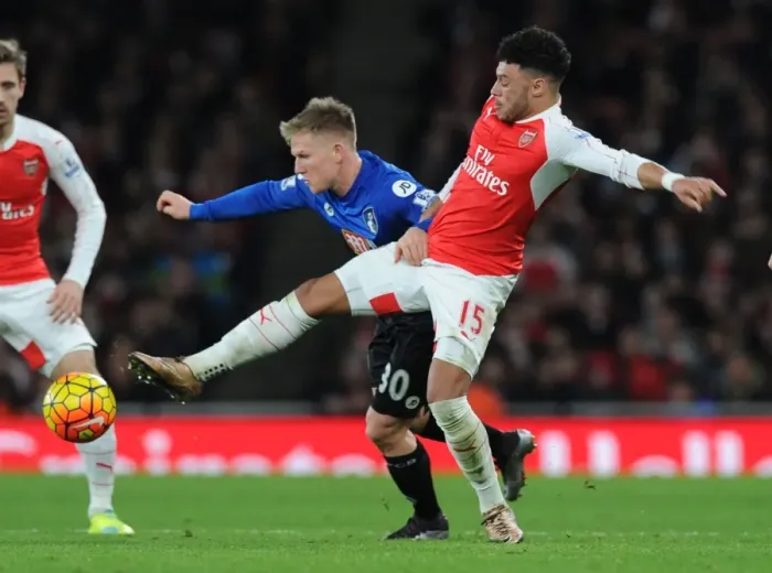 Framed Print : Oxlade-Chamberlain vs Ritchie: A Premier League Battle at Emirates Stadium (December 2015)