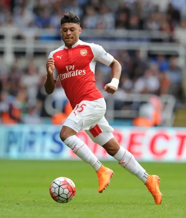 Framed Print : Oxlade-Chamberlain's Brilliant Performance: Arsenal Triumphs Over Newcastle United (2015-16 Premier League)