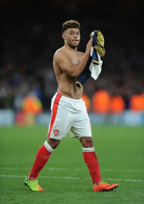 Framed Print : Oxlade-Chamberlain's Disappointment: Arsenal FC vs. FC Bayern Munich, UEFA Champions League 2016-17