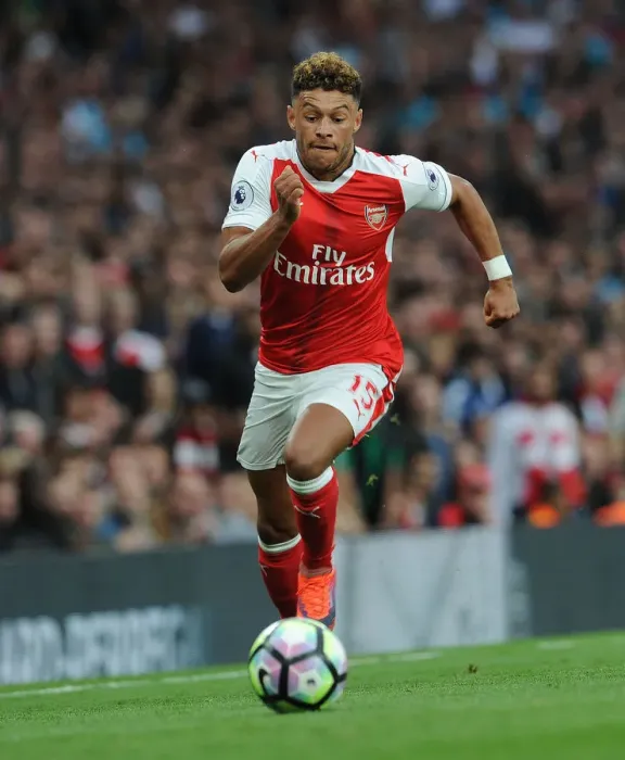 Framed Print : Oxlade-Chamberlain's Star Performance: Arsenal v Swansea City (2016-17)