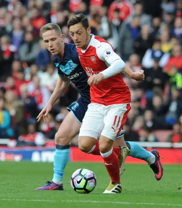Framed Print : Ozil vs. Forshaw: A Premier League Battle at Emirates Stadium (2016-17) Framed Print : Ozil vs. Forshaw: A Premier League Battle at Emirates Stadium (2016-17)
