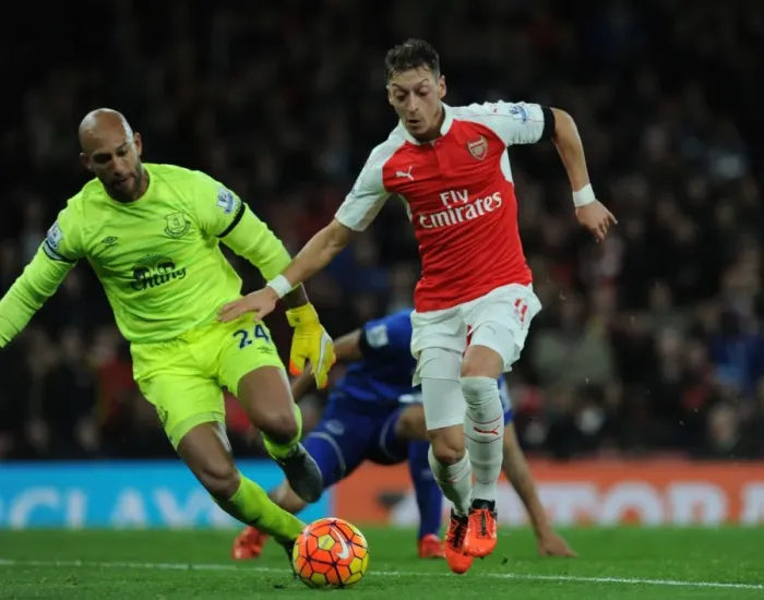 Framed Print : Ozil vs. Howard: Intense Battle - Arsenal vs. Everton in the Premier League (2015 / 16) Framed Print : Ozil vs. Howard: Intense Battle - Arsenal vs. Everton in the Premier League (2015 / 16)