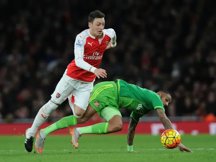 Framed Print : Ozil vs M'Vila: A Battle of Midfield Maestros in Arsenal vs Sunderland Premier League Clash