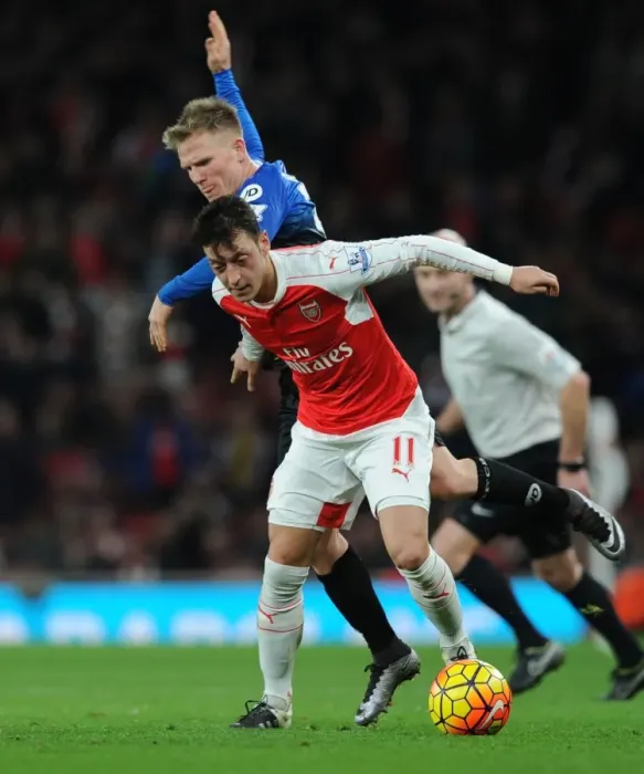 Framed Print : Ozil vs Ritchie: Clash of the Midfield Maestros in Arsenal vs Bournemouth (December 2015)