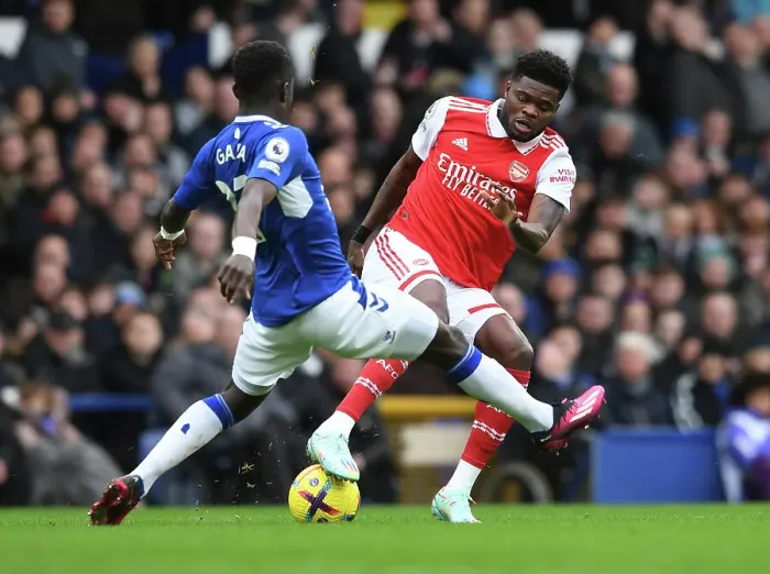 Framed Print : Partey vs. Gueye: Intense Battle in Everton vs. Arsenal Premier League Clash