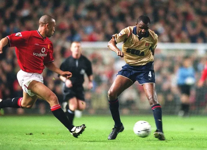 Framed Print : Patrick Vieira (Arsenal) Mikael Silvestre (Manchester United)