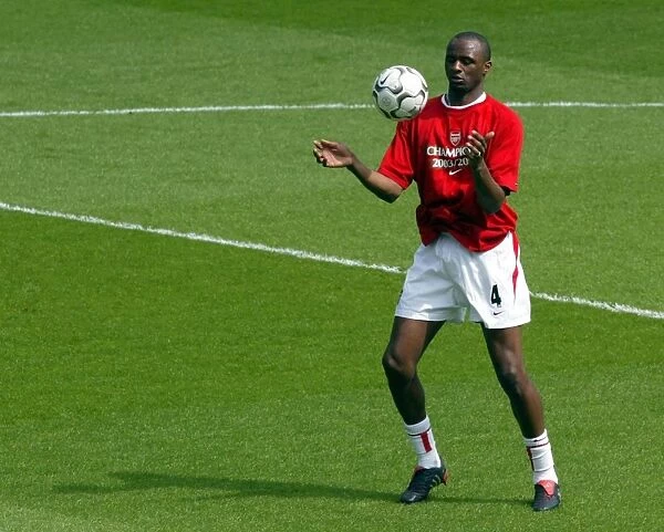 Patrick Vieira (Arsenal) warms up before the match. Arsenal 2:1 Leicester City