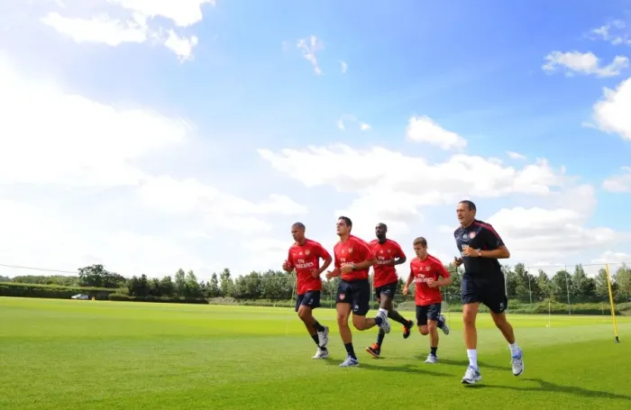 Framed Print : Paul Johnson (equipment manager) Kieran Gibbs, Vito Mannone, Johan Djourou
