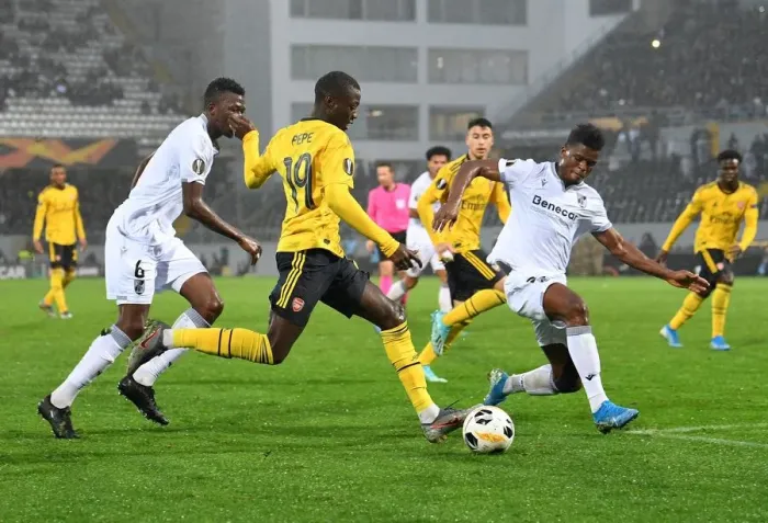 Framed Print : Pepe Crosses Under Pressure: Arsenal vs. Vitoria Guimaraes, UEFA Europa League (Group F)