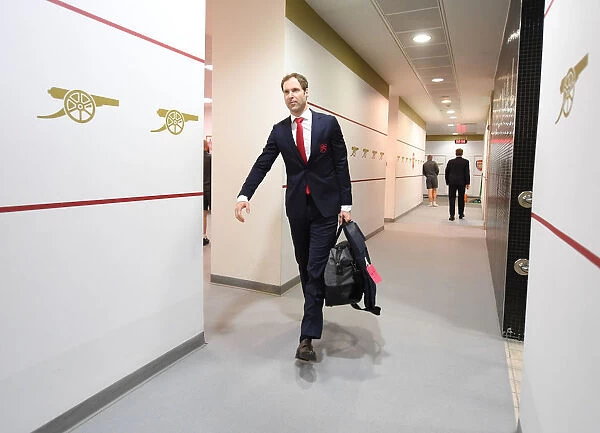 Petr Cech in the Arsenal Changing Room Before Arsenal vs Southampton (2017-18)