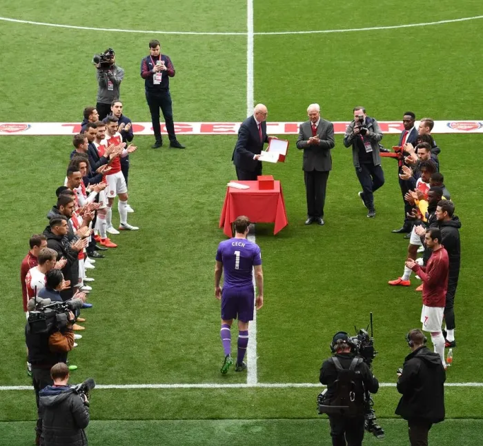 Framed Print : Petr Cech (Arsenal) guard of honour Framed Print : Petr Cech (Arsenal) guard of honour