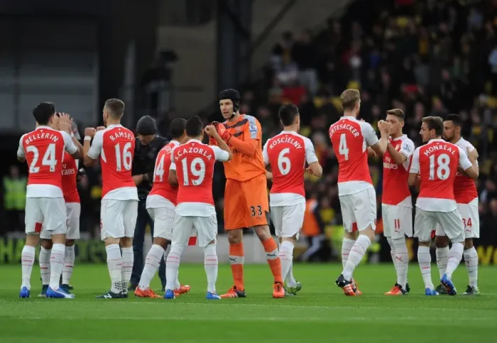 Framed Print : Petr Cech (Arsenal) with his team mates before