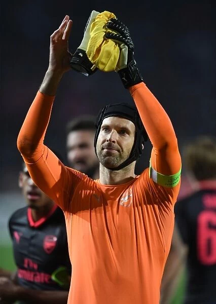 Petr Cech Celebrates with Arsenal Fans after Europa League Victory over Red Star Belgrade