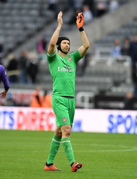 Petr Cech Celebrates with Arsenal Fans after Newcastle United Victory