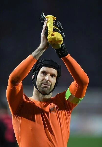 Petr Cech Celebrates with Arsenal Fans after UEFA Europa League Match against Red Star Belgrade, 2017