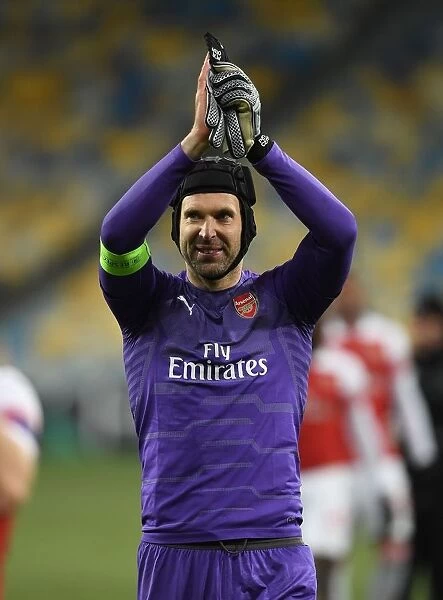Petr Cech Celebrates with Arsenal Fans after UEFA Europa League Victory over Vorskla Poltava