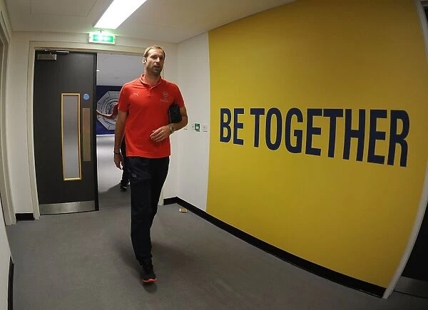 Petr Cech's Arrival: Arsenal Changing Room Before FA Community Shield vs. Chelsea (2015-16)