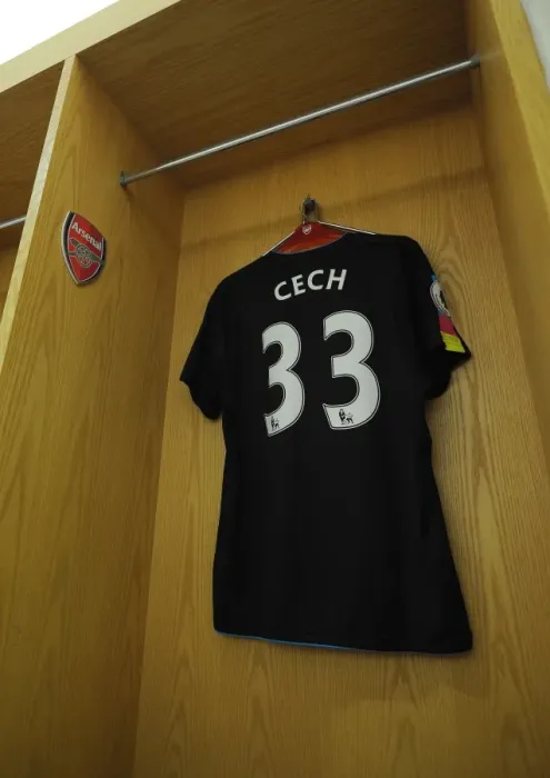 Framed Print : Petr Cech's Arsenal Shirt in the Changing Room before Arsenal vs Sunderland (2016-17) Framed Print : Petr Cech's Arsenal Shirt in the Changing Room before Arsenal vs Sunderland (2016-17)