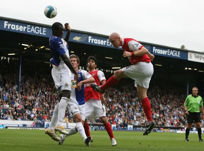 Framed Print : Philippe Senderos (Arsenal) Christopher Samba (Blackburn Rovers)