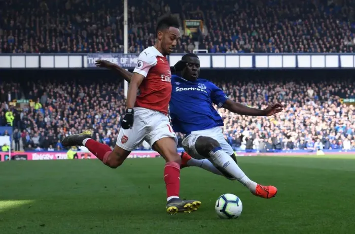 Framed Print : Pierre-Emerick Aubameyang (Arsenal) Kurt Zouma (Everton) Framed Print : Pierre-Emerick Aubameyang (Arsenal) Kurt Zouma (Everton)