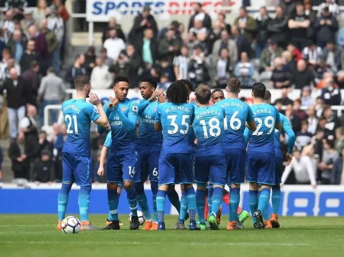 Framed Print : Pierre-Emerick Aubameyang and Joe Willock (Arsenal) hi five their team mates before